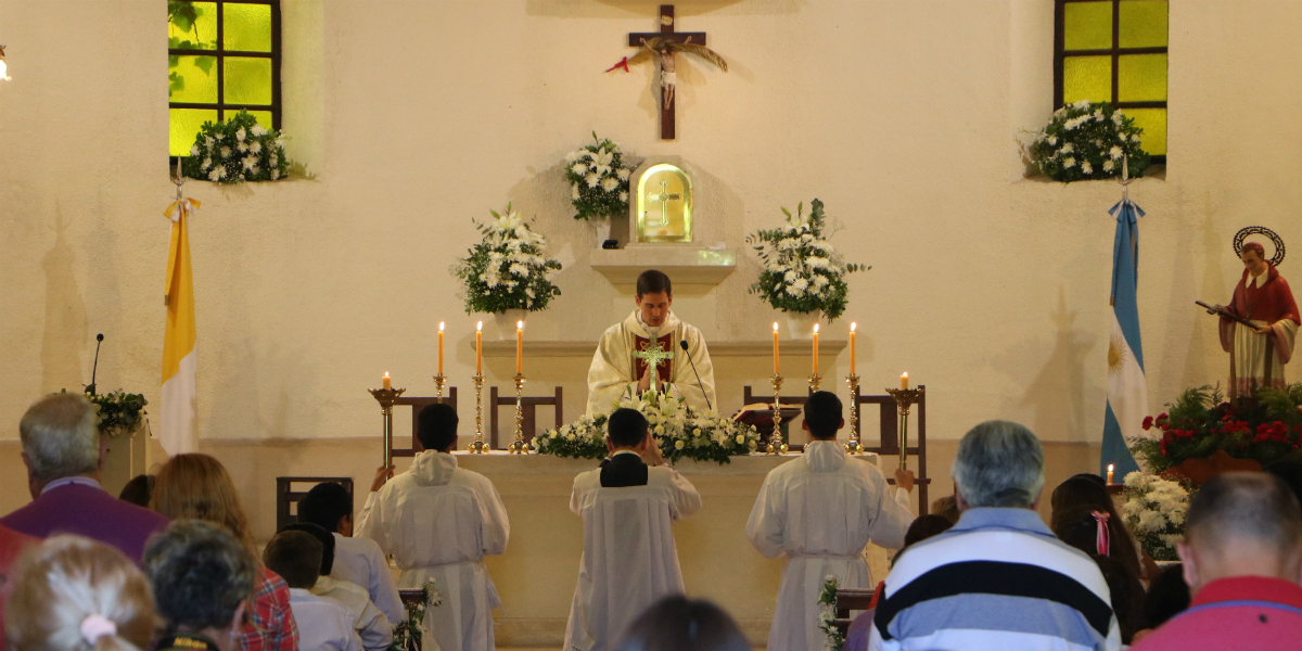 El altar con flores