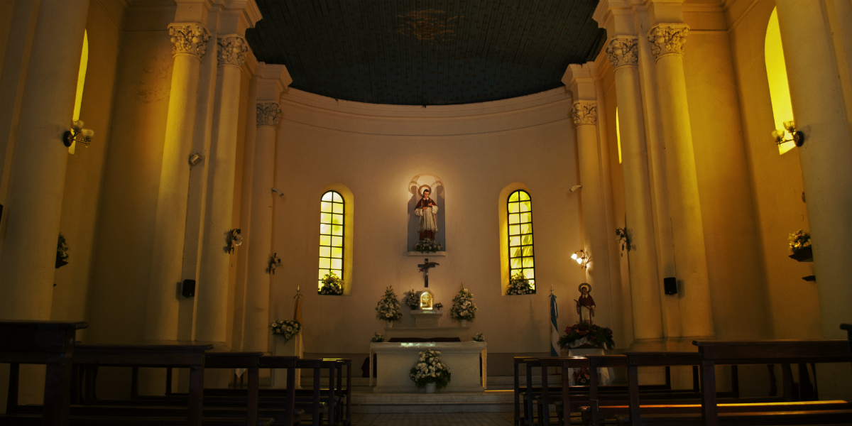 El altar con flores