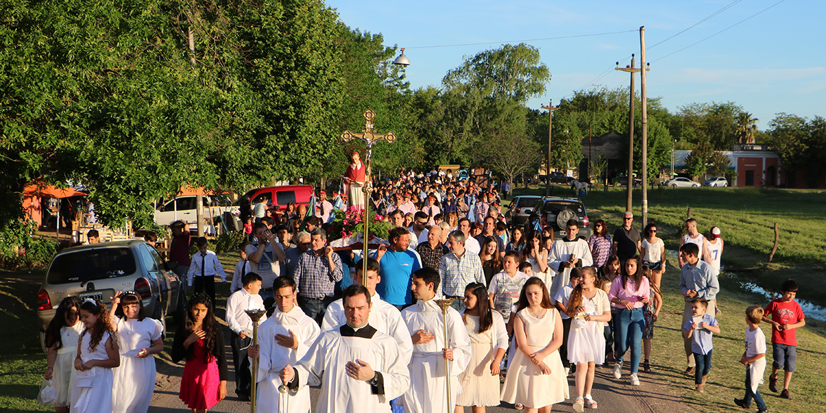 Procesión con la imagen del  santo