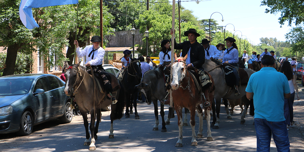 Procesión con la imagen del  santo