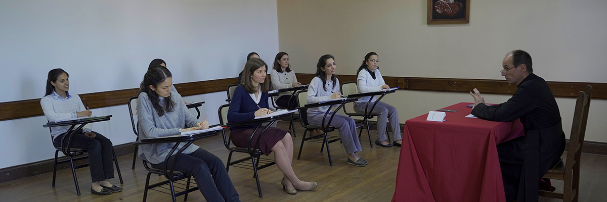 sacerdote dando clase